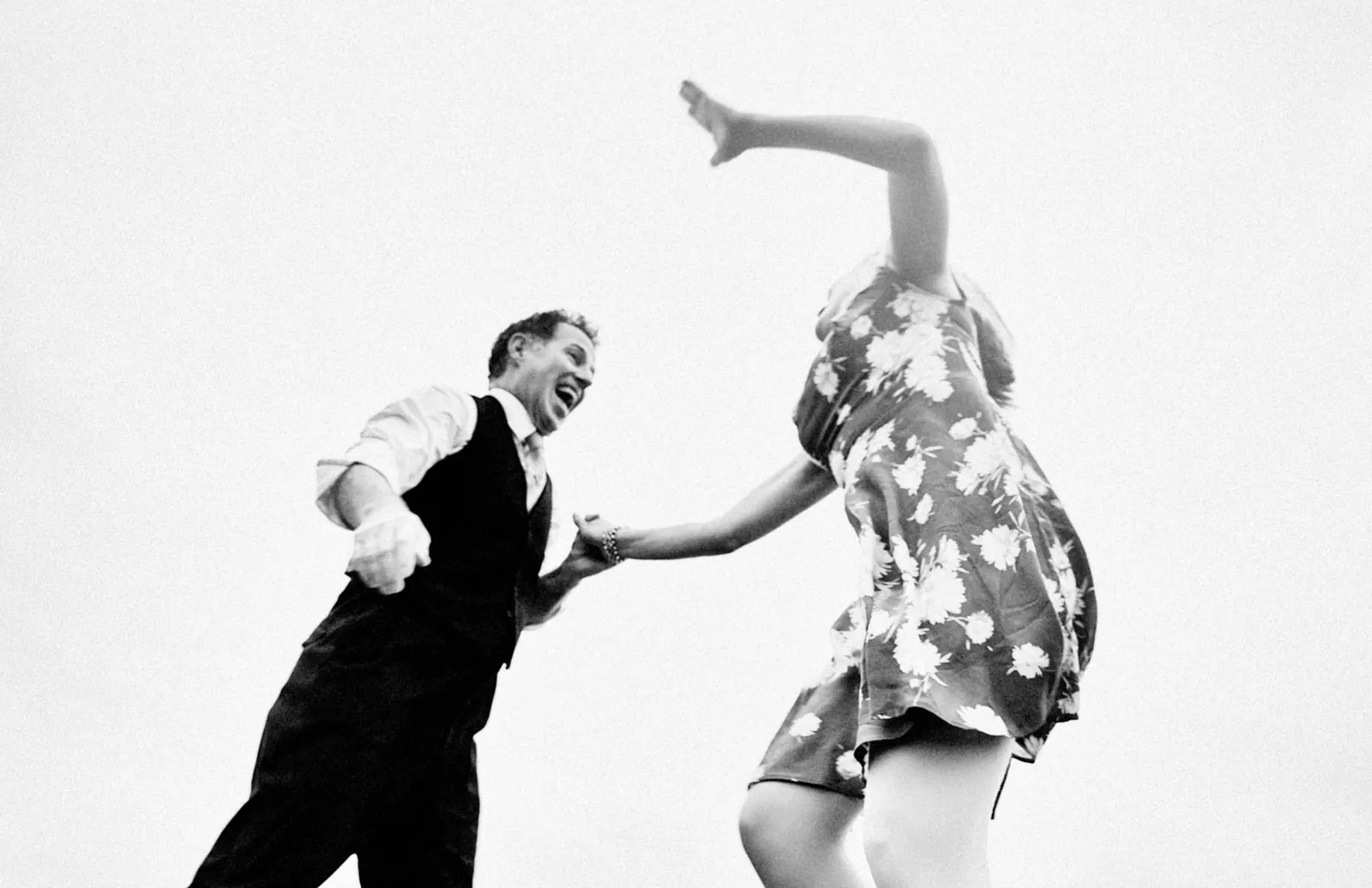 Tanzpaar in dynamischer West-Coast-Swing-Bewegung